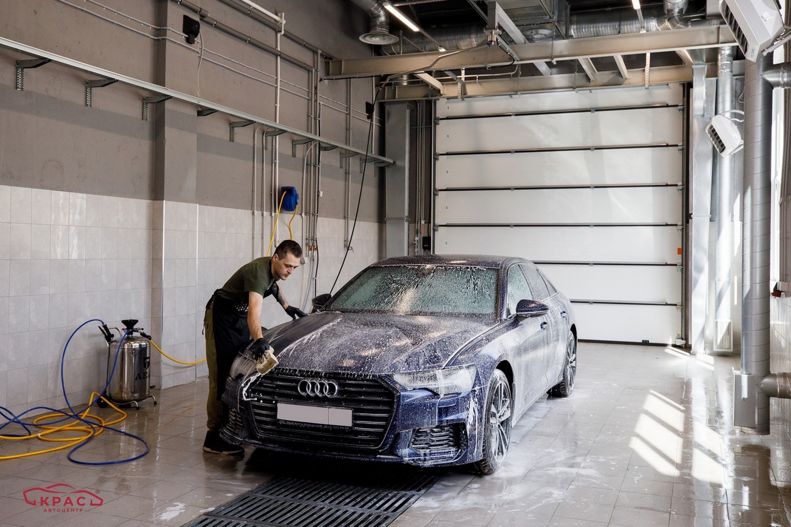 Audi A4 на сервисном посту автоцентра КРАС