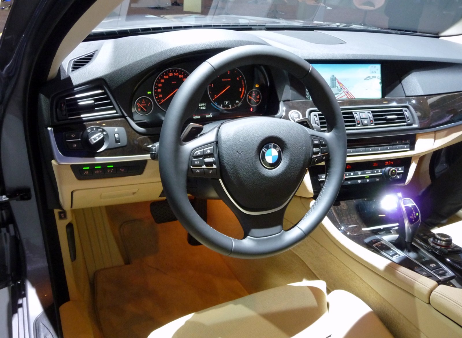Приборная панель BMW 5 Series F10 с кнопкой сброса суточного пробега Приборная панель BMW 5 Series F10 с кнопкой сброса суточного пробега