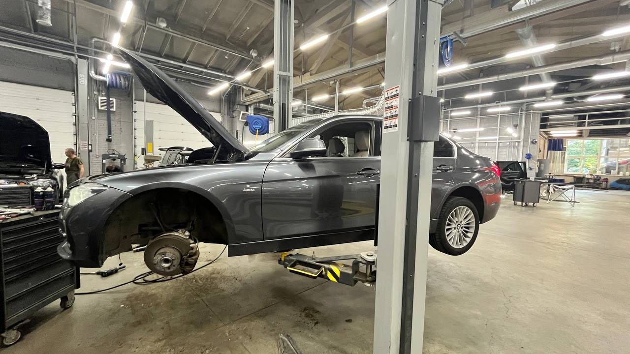 Ремонт подвески BMW F30 на подъёмнике Ремонт подвески BMW F30 на подъёмнике