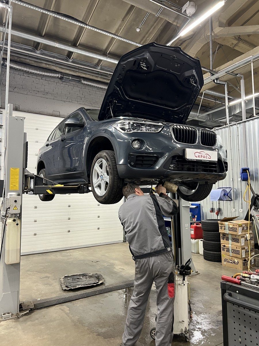 BMW на подъёмнике перед диагностикой АКПП