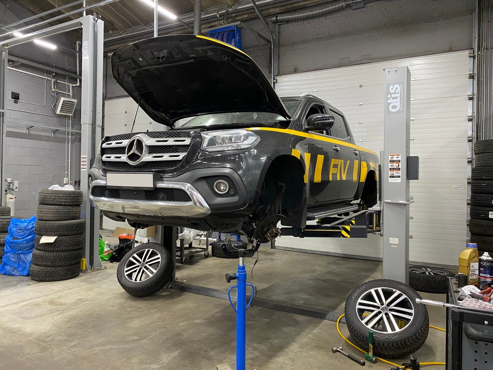 Mercedes-Benz на подъёмнике для проверки рулевого управления