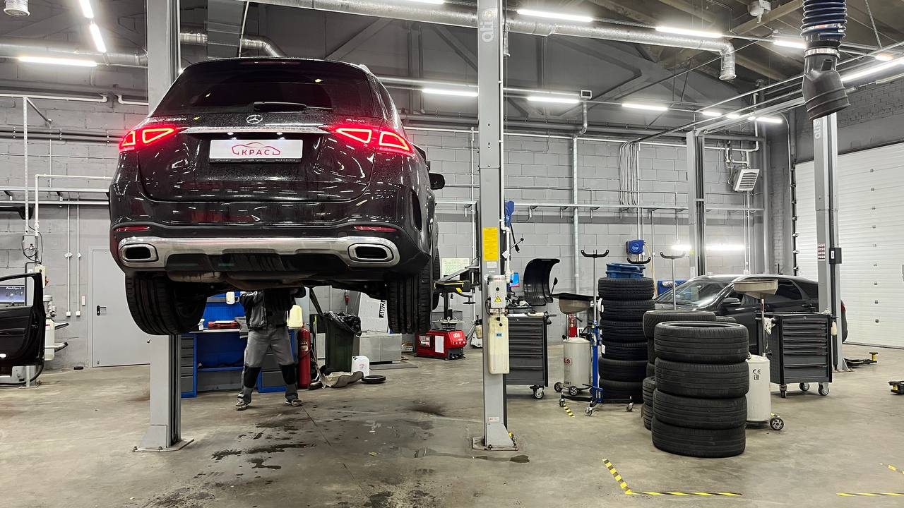 Mercedes-Benz GLE на сервисном посту КРАС