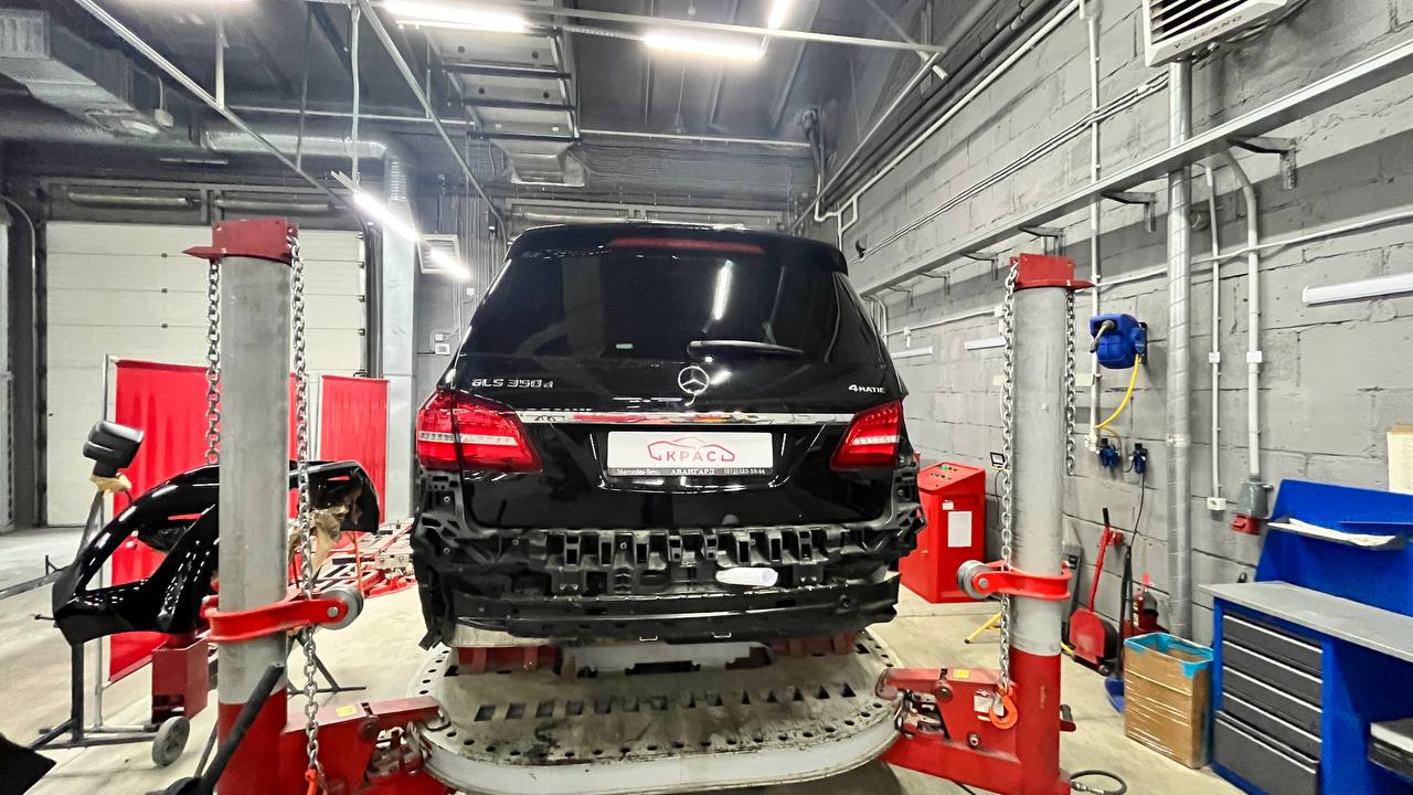Mercedes-Benz GL на сервисном посту