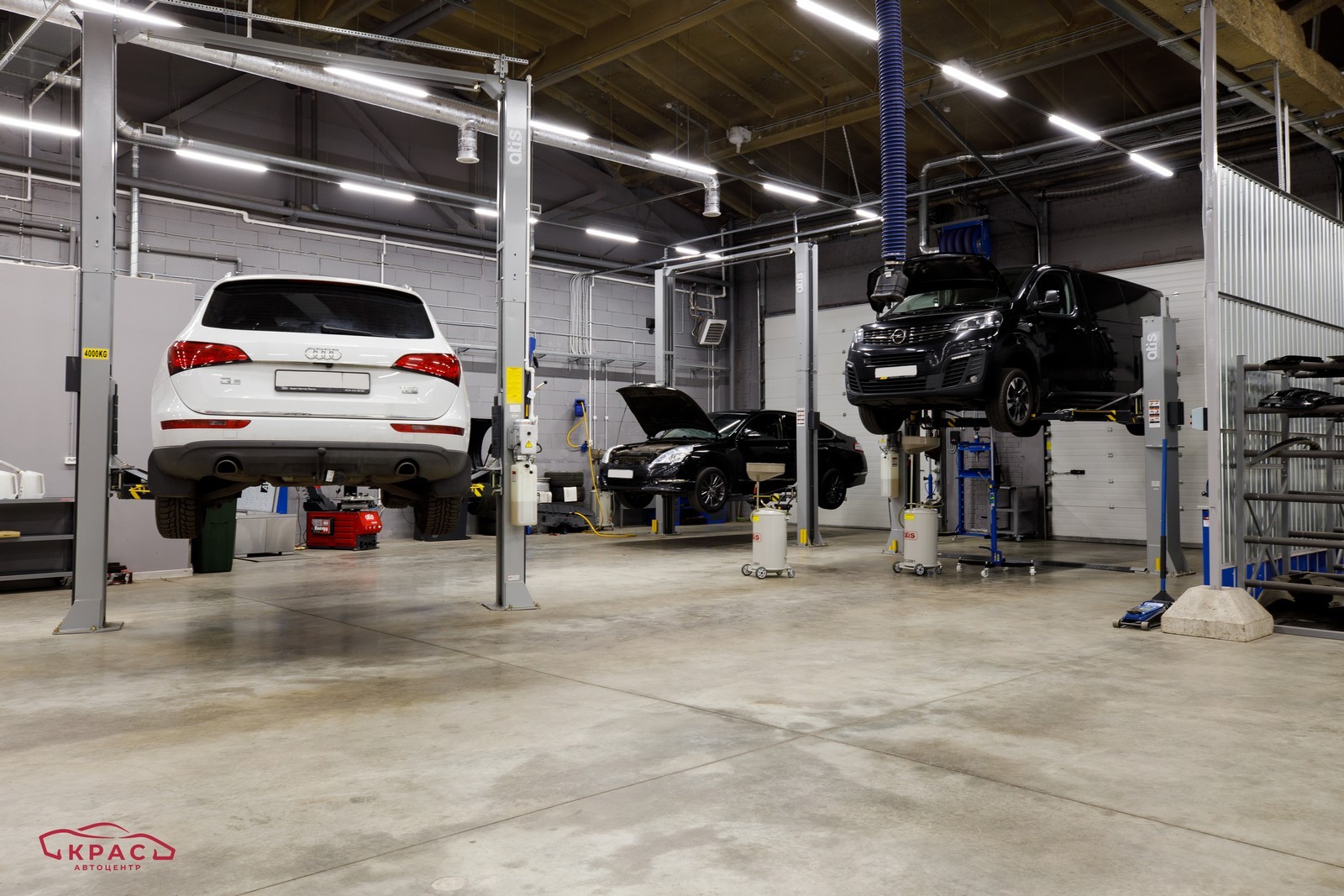 Audi на подъёмнике в автоцентре КРАС